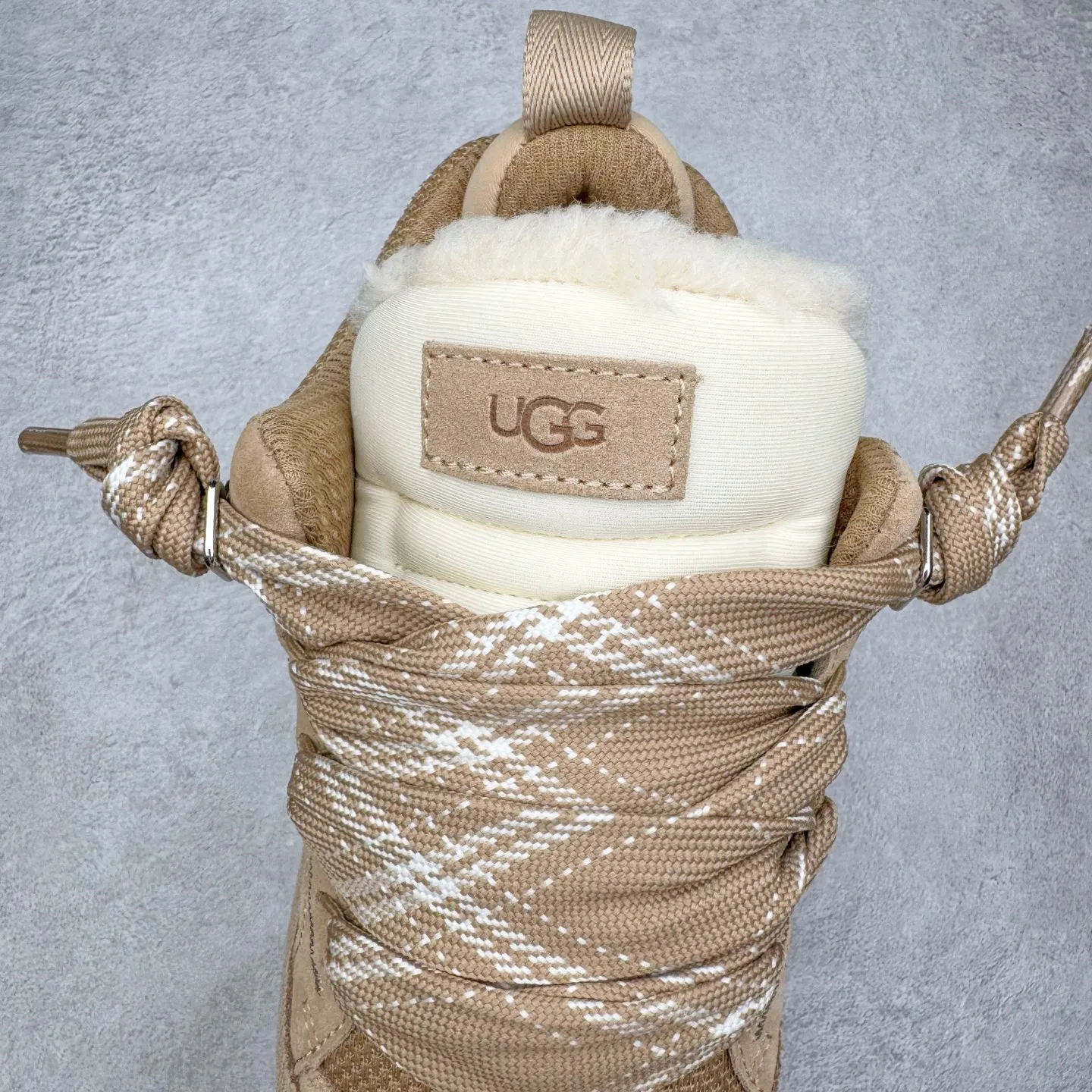 Pick up locally💰640 UGG 4032 Meyer autumn and winter sheepskin and fur integrated snow boots. All shoes are made of ZP from the same factory. Longfeng A-grade Australian imported sheepskin and fur integrated. Men's and women's boots brand OEM production line fully follows the ZP process. OEM original pattern maker adheres to the principle of no original shoes and no development selection. Pay attention to every detail. The most authentic version on the market TREADLITE "Light Wing" technology outsole Lightweight/durable/flexible/pile size: 35 36 37 38 39 40 41 42 43 44 45 Coding: by3936030